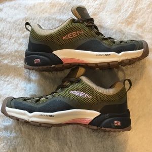 KEEN Hiking Boots like new